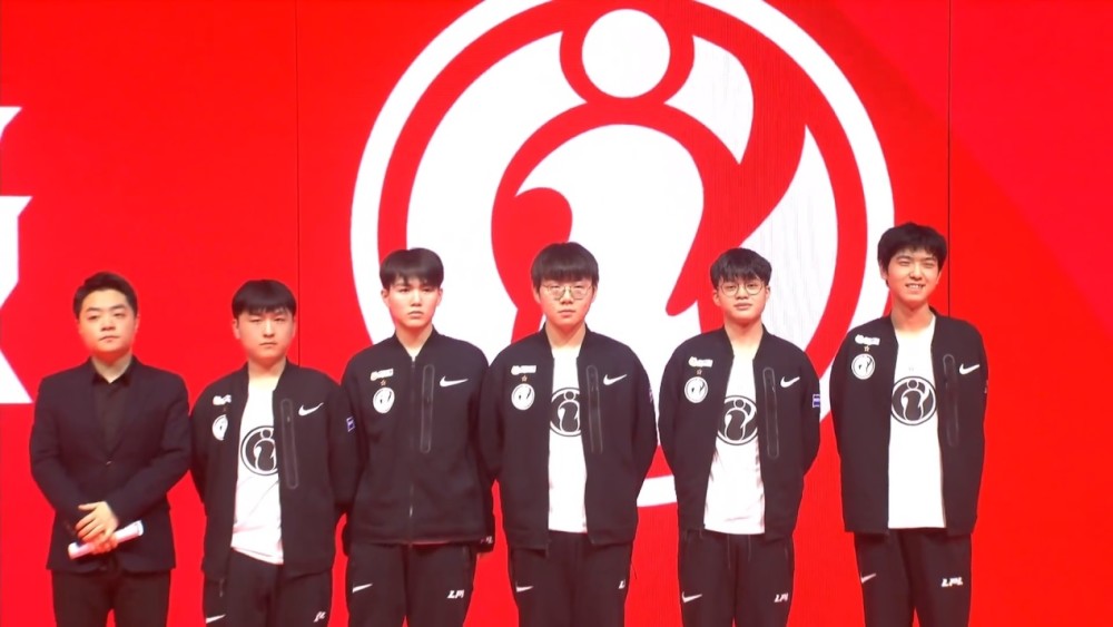 年轻中场詹 年轻中场詹